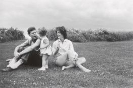 Mark Shaw (d.i. Mark Schlossman). John F. Kennedy with Jackie and Caroline, Hyannis Port. 1959