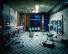 Lori Nix. Laundromat at Night, aus der Serie „The City“, 2005–2013. 2008