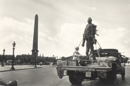 Daniel Frasnay. Ossip Zadkine et son monument à la mémoire de Van Gogh, Paris. 1961