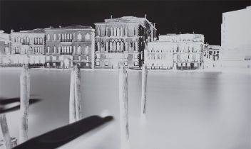 Vera Lutter. „Ca' del Duca Sforza, Venice, XXXIII: July 15, 2008“. 2008