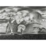 Sebastião Salgado. „Antarctica“. Iceberg between the Paulet Islands and the Shetland Islands. 2005