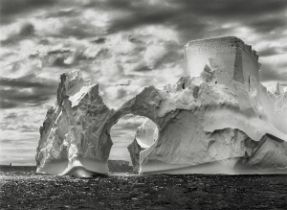 Sebastião Salgado. „Antarctica“. Iceberg between the Paulet Islands and the Shetland Islands. 2005