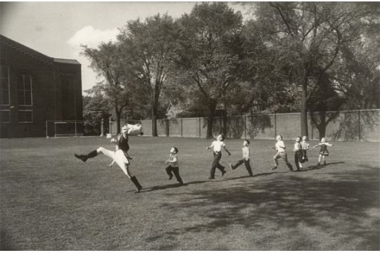 Alfred Eisenstaedt. Drum Major and Children, University of Michigan at Ann Arbor. 1950 - Bild 1 aus 5