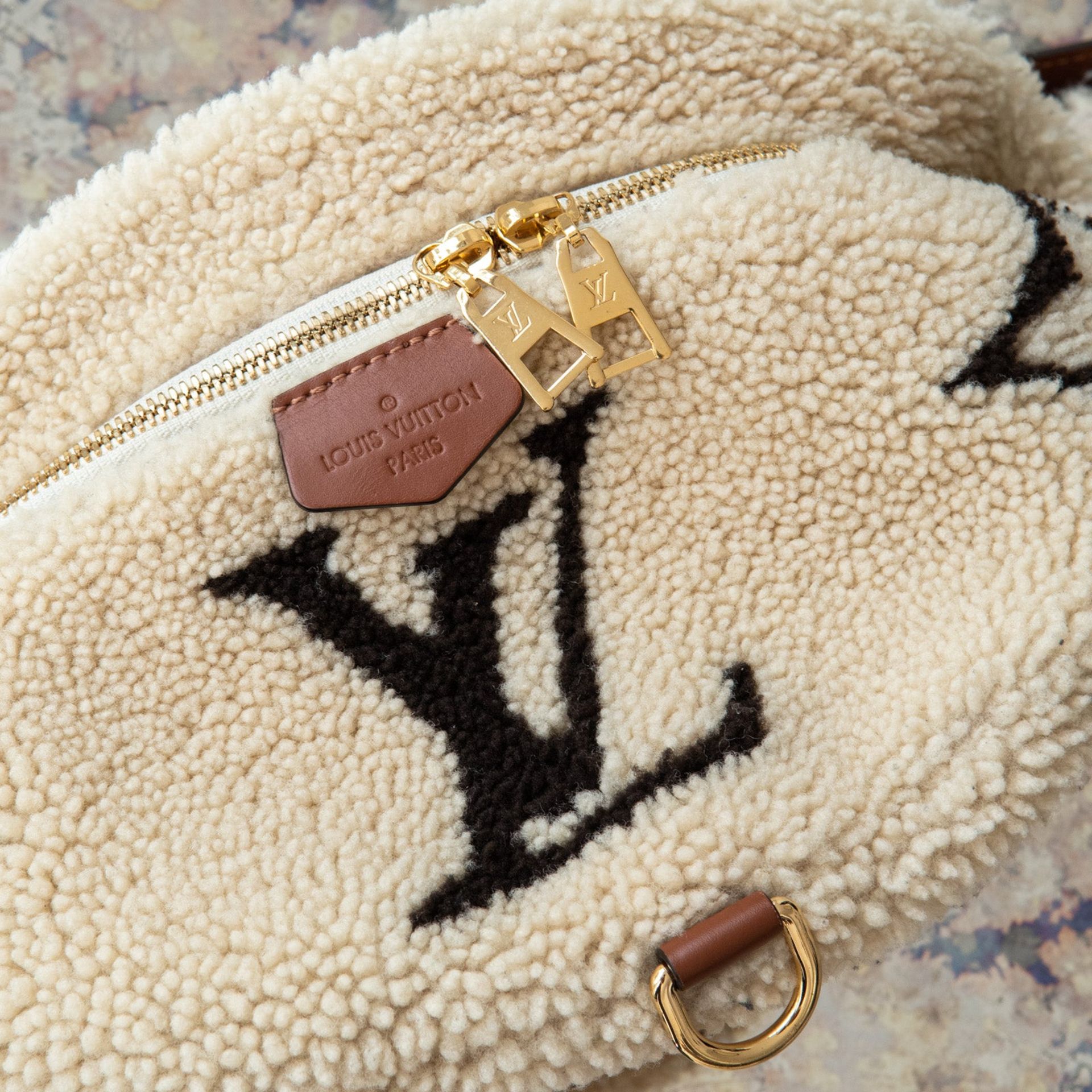 Louis Vuitton Teddy Fleece Bumbag - Image 9 of 11
