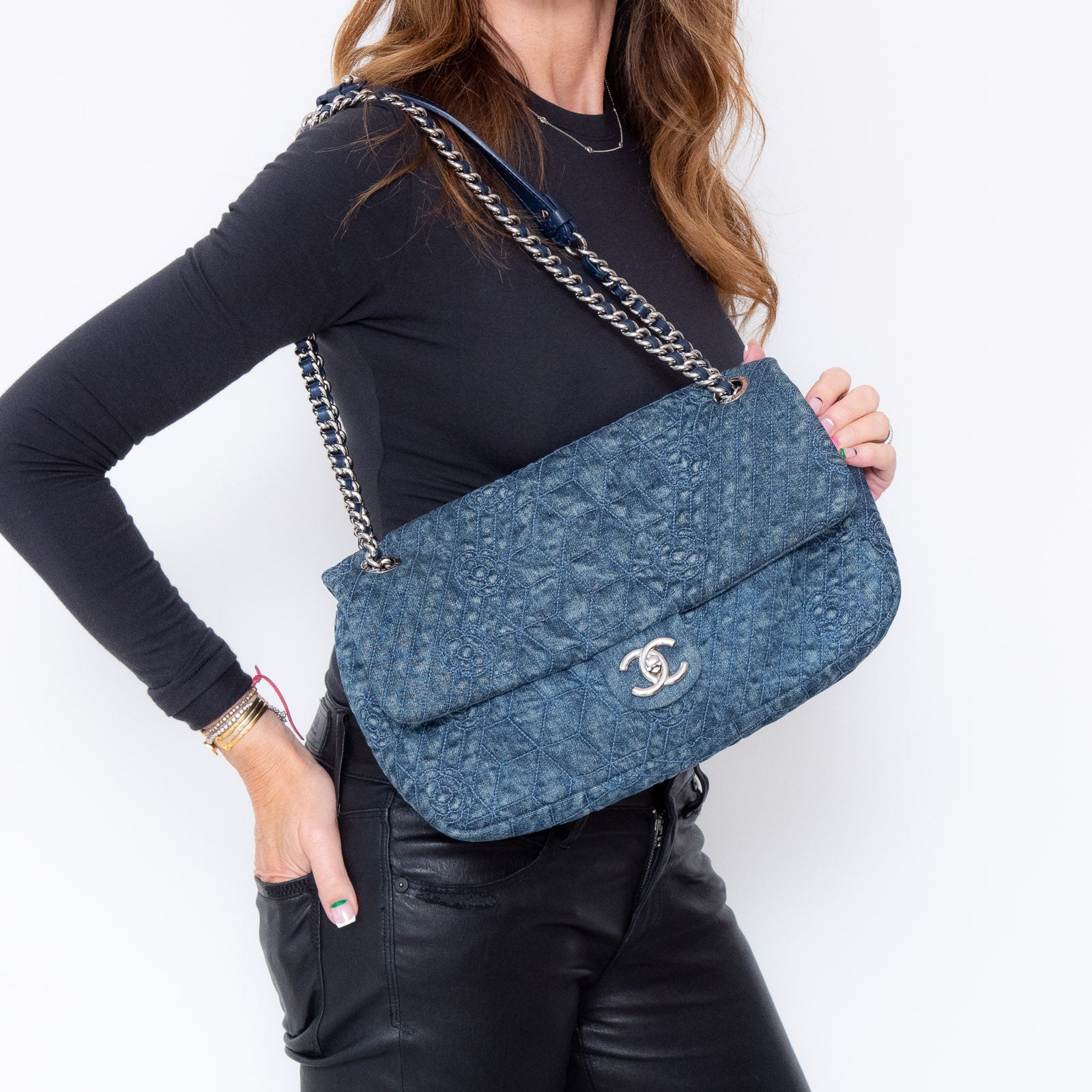 Chanel Denim Blue Camelia Flap Bag - Bild 3 aus 11
