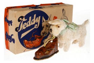 Gescha Hund ”Teddy” mit Schuh, Uhrwerk intakt, LS und Alterungsspuren, L 13, im leicht besch. OK,