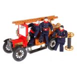 CG Feuerwehr, rot, mit 3 Figuren, ohne Antrieb, Klebespuren, L 37, sonst noch Z 2