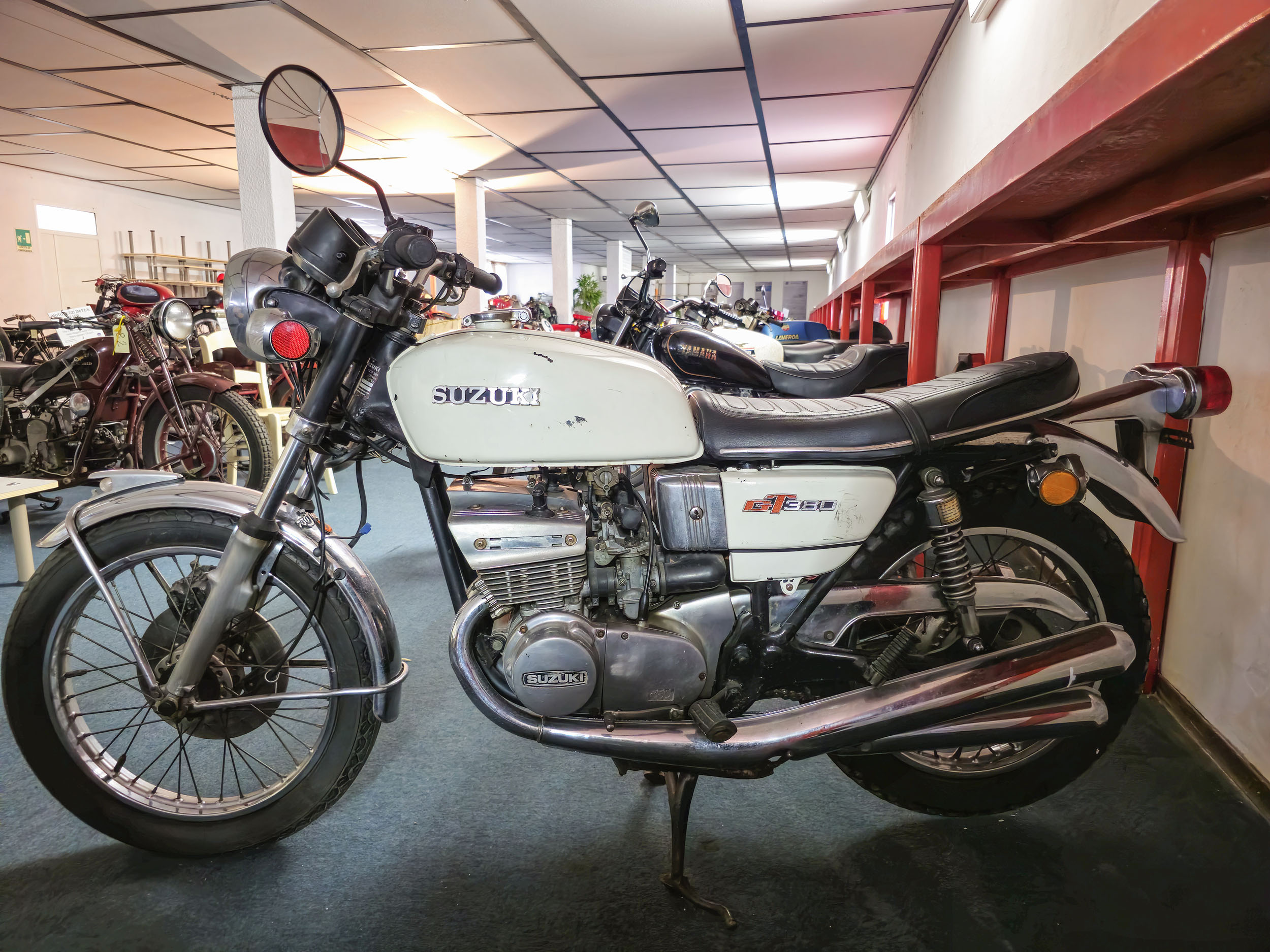 1976 SUZUKI GT 380 - Image 4 of 5