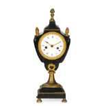 OROLOGIO A PENDOLO D'APPOGGIO IN BRONZO DORATO E PATINATO, FRANCIA 1830 CIRCA