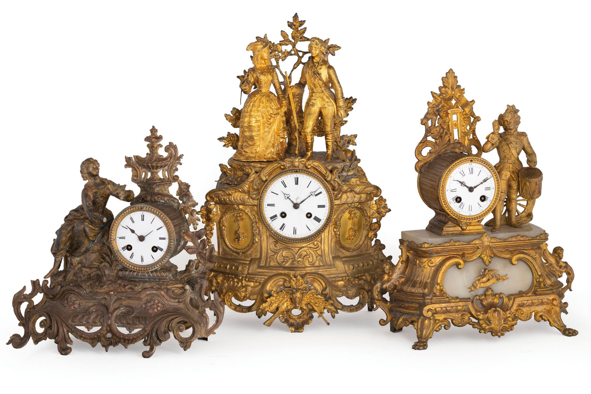 LOTTO DI TRE OROLOGI DA TAVOLO IN METALLO DORATO, FRANCIA 1860-1890