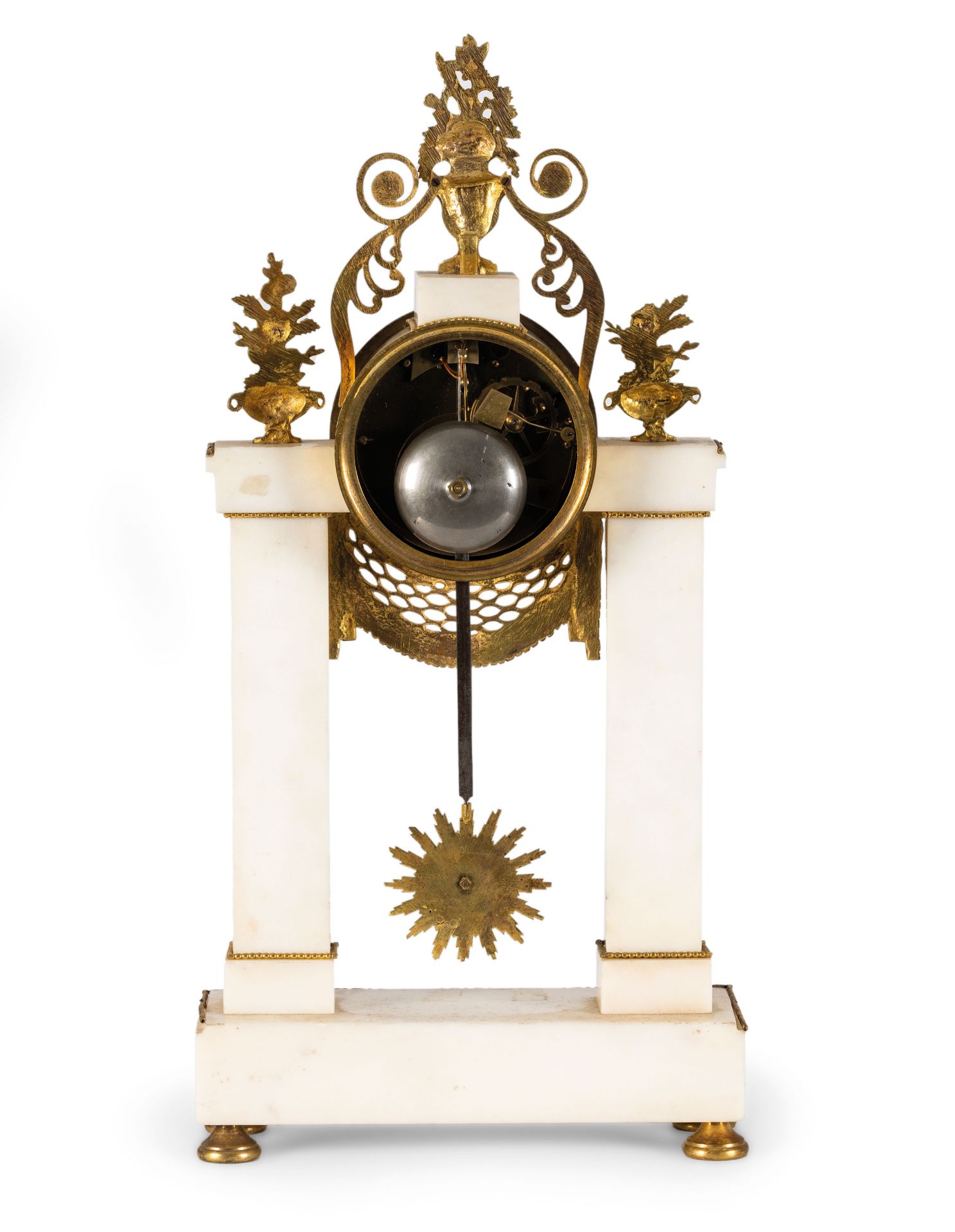 OROLOGIO A PENDOLO IN MARMO BIANCO E BRONZI DORATI, FRANCIA 1810 CIRCA - Bild 3 aus 4