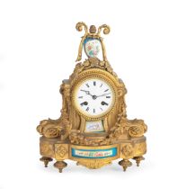 OROLOGIO A PENDOLO D'APPOGGIO DORATO E PLACCHE DI PORCELLANA DIPINTA, FRANCIA, CIRCA 1880