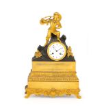 OROLOGIO A PENDOLO D'APPOGGIO IN BRONZO DORATO E PATINATO, FRANCIA 1850 CIRCA