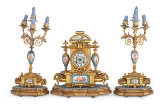 OROLOGIO TRITTICO D'APPOGGIO IN BRONZO DORATO E PORCELLANA POLICROMA, FRANCIA, 1890 CIRCA