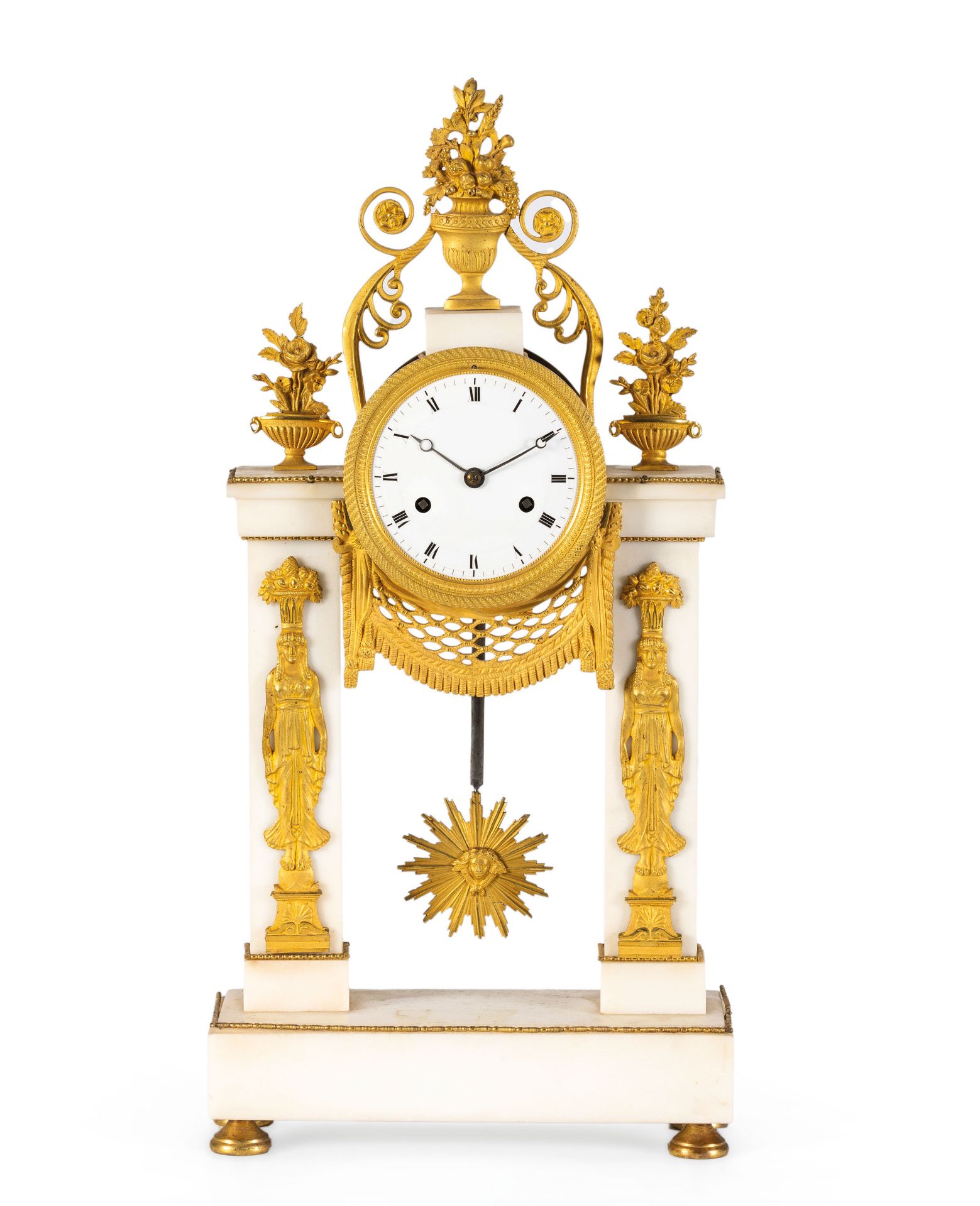 OROLOGIO A PENDOLO IN MARMO BIANCO E BRONZI DORATI, FRANCIA 1810 CIRCA