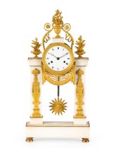 OROLOGIO A PENDOLO IN MARMO BIANCO E BRONZI DORATI, FRANCIA 1810 CIRCA