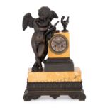 OROLOGIO A PENDOLO D'APPOGGIO IN MARMO GIALLO E BRONZI PATINATI CON AMORINO, FRANCIA 1850 CIRCA