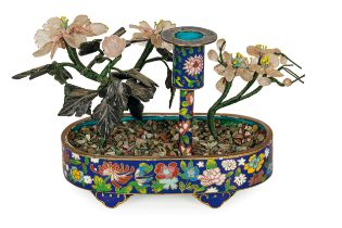 DUE CANDELIERI A FORMA DI VASO IN BRONZO CLOISONNE' ED ALBERI FIORITI IN PIETRE DURE, CINA, XX