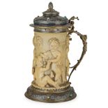 TANKARD IN AVORIO CON MONTATURA IN ARGENTO, TURCHESI E PIETRE, GERMANIA, XIX SECOLO