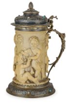 TANKARD IN AVORIO CON MONTATURA IN ARGENTO, TURCHESI E PIETRE, GERMANIA, XIX SECOLO