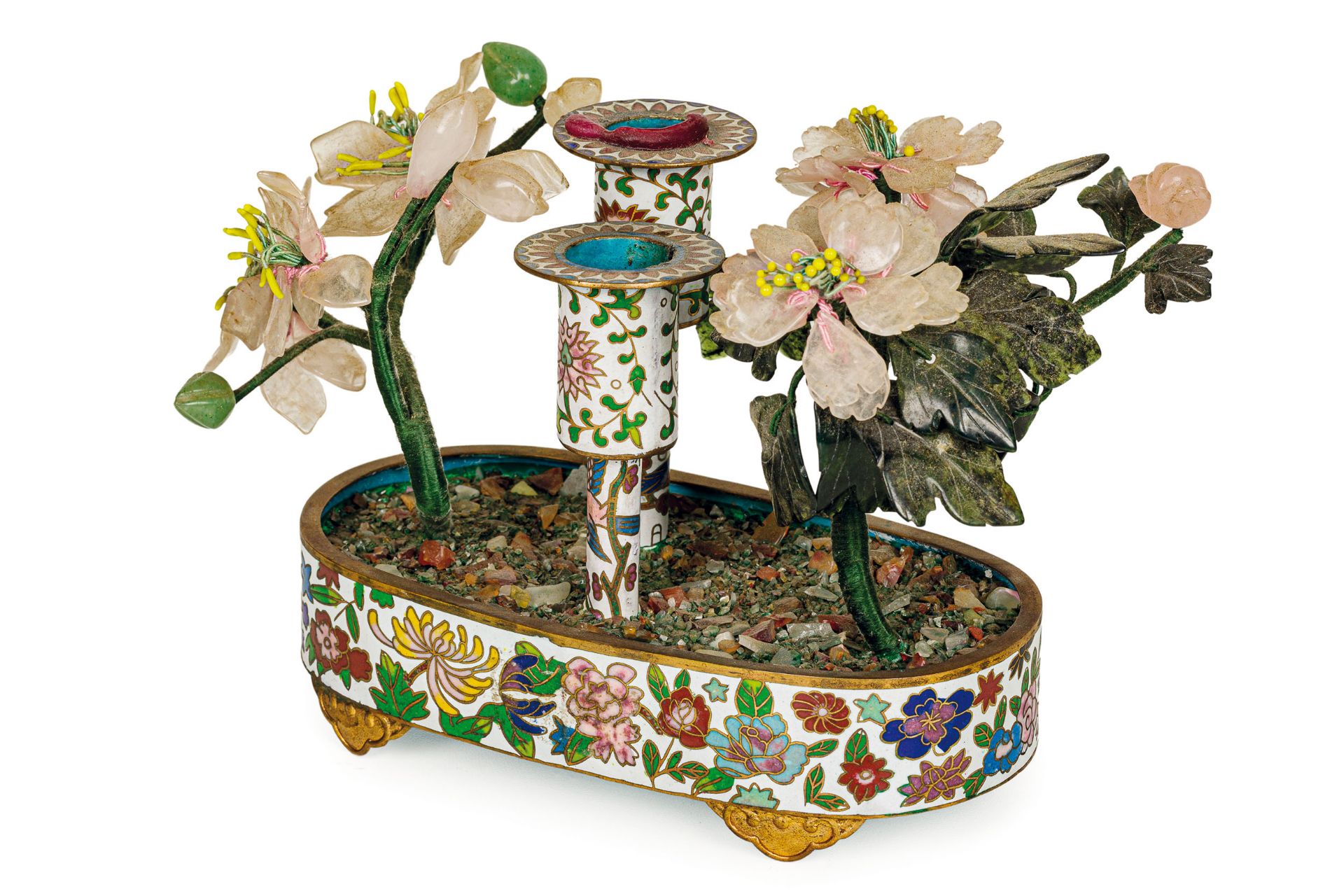 DUE CANDELIERI A FORMA DI VASO IN BRONZO CLOISONNE' ED ALBERI FIORITI IN PIETRE DURE, CINA, XX - Bild 2 aus 2