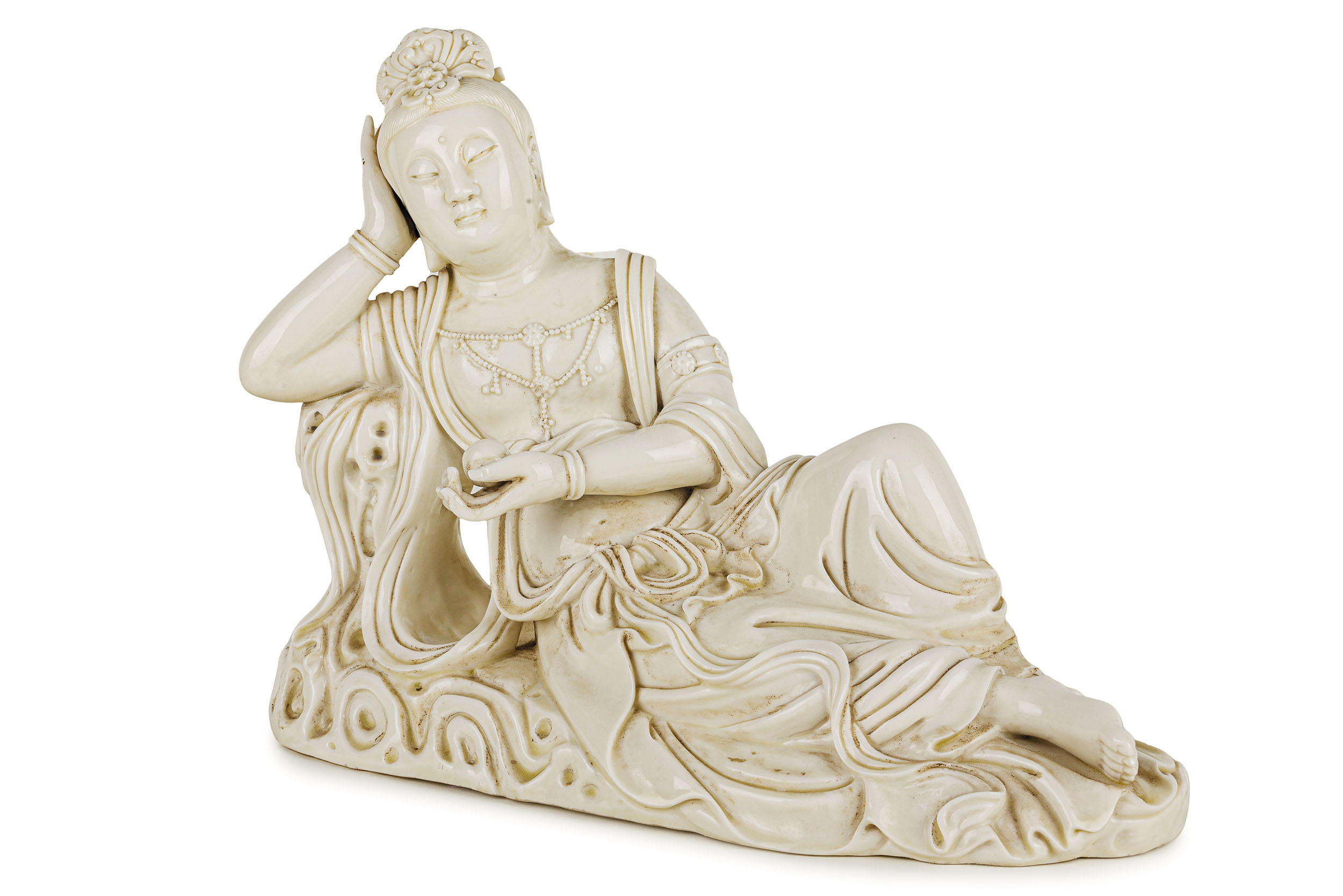 FIGURA DI GUANYIN SEDUTA IN PORCELLANA BIANCA, CINA, XX SECOLO