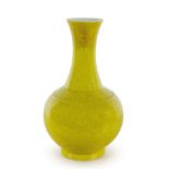 VASO A BOTTIGLIA IN PORCELLANA GIALLO CON CRAQURES, CINA, XX SECOLO