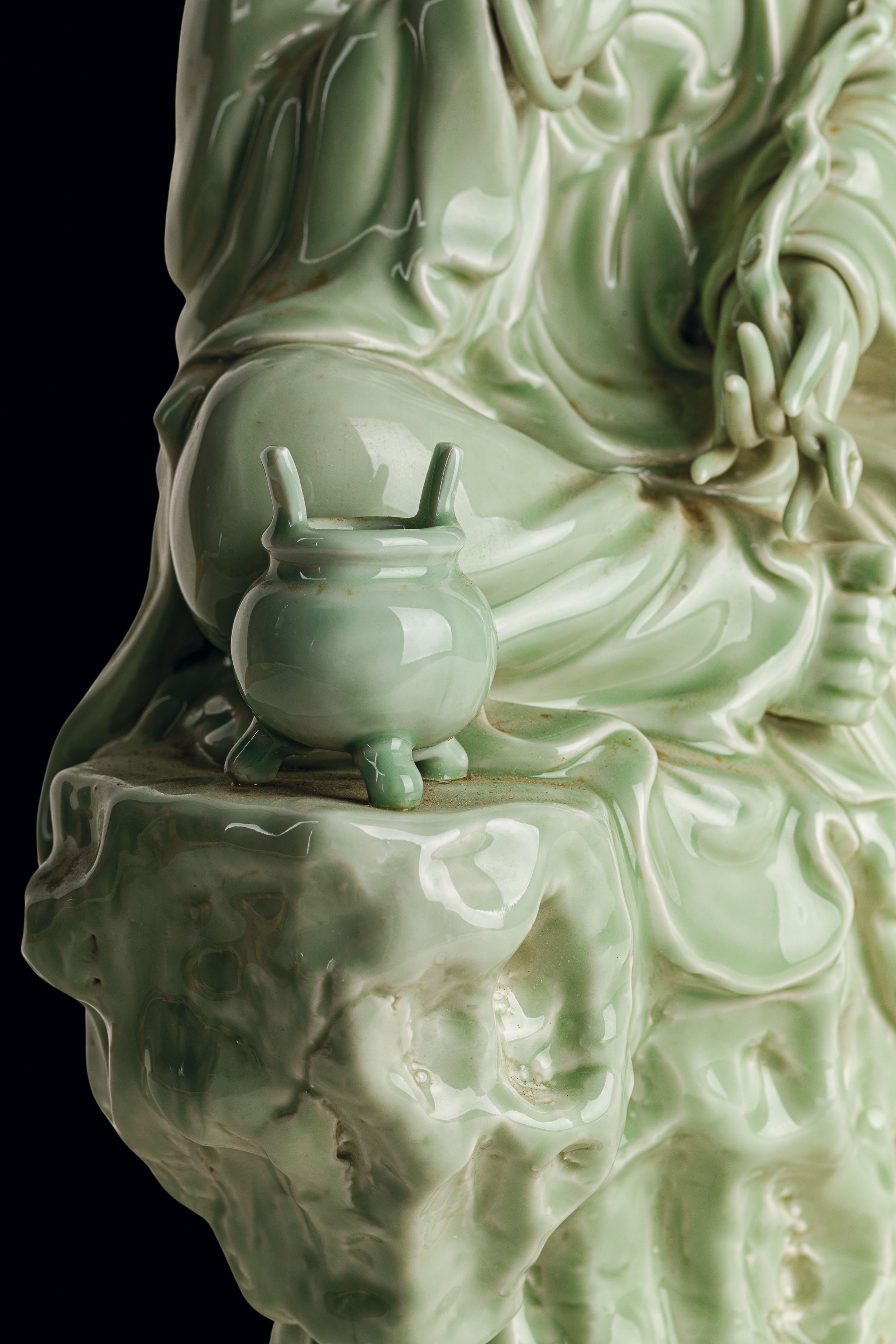 GRANDE FIGURA DI GUANYIN IN PORCELLANA SMALTATA VERDE CELADON, CINA, XX SECOLO, MARCHIO APOCRIFO - Image 2 of 2