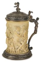 TANKARD IN AVORIO CON MONTATURA IN ARGENTO, GERMANIA, XIX SECOLO