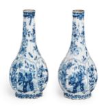 DUE BOTTIGLIE IN MAIOLICA BIANCA E BLU, FORNACE DI DELFT, XIX SECOLO