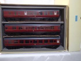 Ace Trains O gauge C13 set B, set of three BR Maroon MK1 coaches, plus Mid Day Scot roof boards,