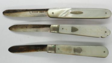 Three hallmarked silver bladed fruit knives, each with mother of pearl handles. UK P&P Group 1 (£