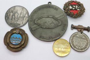 Mixed Commemorative badges and medals. UK P&P Group 1 (£16+VAT for the first lot and £2+VAT for