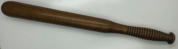 Victorian turned wooden truncheon, L: 40 cm. UK P&P Group 2 (£20+VAT for the first lot and £4+VAT