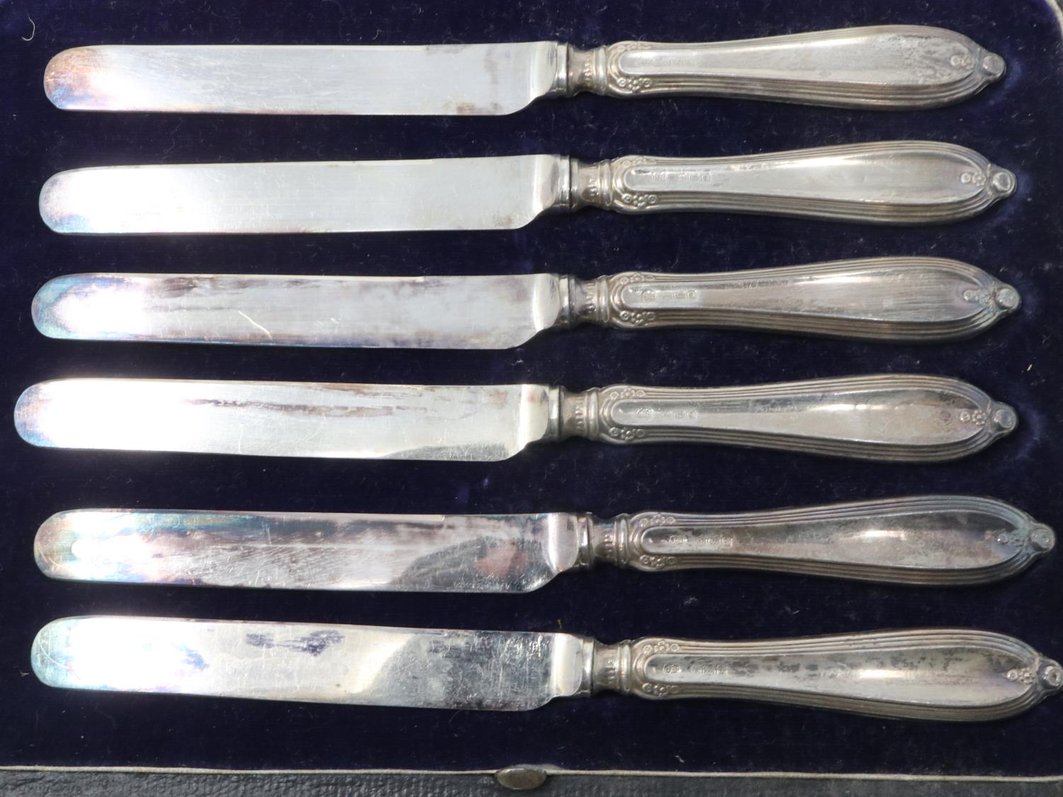 Set of six hallmarked silver handled butter knives in a leather case. UK P&P Group 1 (£16+VAT for
