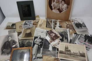 Collection of mixed vintage photographs. UK P&P Group 2 (£20+VAT for the first lot and £4+VAT for
