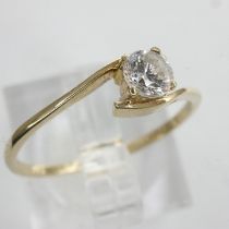 9ct gold solitaire ring set with cubic zirconia, size J/K, 1.0g. UK P&P Group 0 (£6+VAT for the