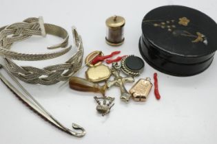 Collection of mixed jewellery including a 9ct gold mounted cameo pin, lockets, bangles, a papier