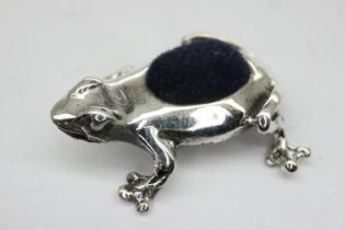 Diminutive silver frog form pin cushion, L: 20 mm. UK P&P Group 1 (£16+VAT for the first lot and £