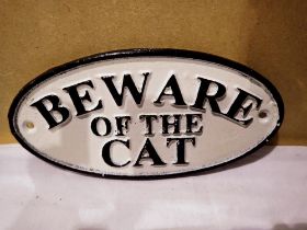 Cast iron Beware of The Cat sign, L: 20 cm. UK P&P Group 1 (£16+VAT for the first lot and £2+VAT for