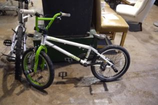 Voodoo NZUNBU BMX bike with front and rear pegs. Not available for in-house P&P