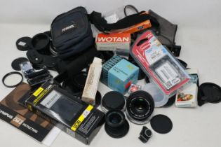 Mixed camera lenses and camera accessories including Olympus and Canon. P&P Group 2 (£18+VAT for the