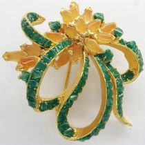 Yellow metal dress brooch, set with emeralds and amber, 14.3g. UK P&P Group 0 (£6+VAT for the