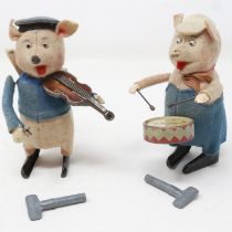 Two Schuco musical clockwork pigs with keys, largest H: 12 cm. UK P&P Group 1 (£16+VAT for the first