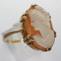 9ct gold shell cameo ring, size Q/R, 2.8g. UK P&P Group 0 (£6+VAT for the first lot and £1+VAT for