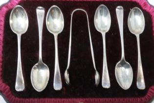 Six hallmarked silver teaspoons and a pair of sugar tongs, London assay, 85g, leather cased. UK P&