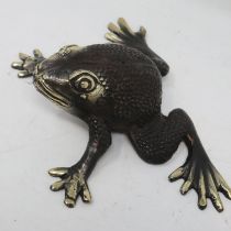 Contemporary bronze frog, L: 16 cm. UK P&P Group 1 (£16+VAT for the first lot and £2+VAT for