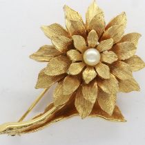 Yellow metal pin brooch in the form of a flower, stamped 1144, set with a single pearl, H: 50 mm,