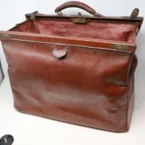 Victorian leather Gladstone bag. Not available for in-house P&P