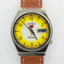 SEIKO 5: gents automatic wristwatch with date aperture and a yellow and white dial on a brown